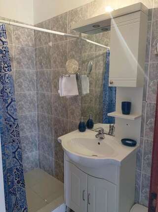 Апартаменты Apartments Katarina Петровац Апартаменты в мансарде с 1 спальней и балконом с видом на море-5