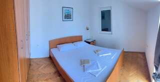 Апартаменты Apartments Katarina Петровац Апартаменты в мансарде с 1 спальней и балконом с видом на море-1